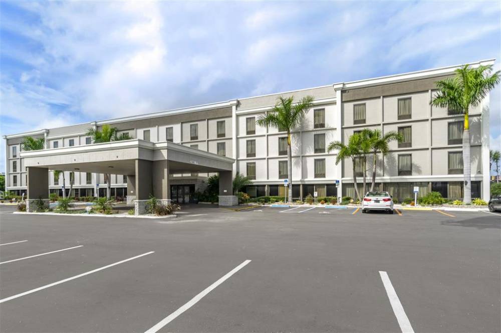 Comfort Inn And Suites St Pete - Clearwa