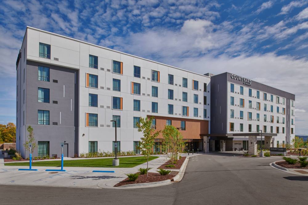 Courtyard By Marriott Petoskey At Victories Square