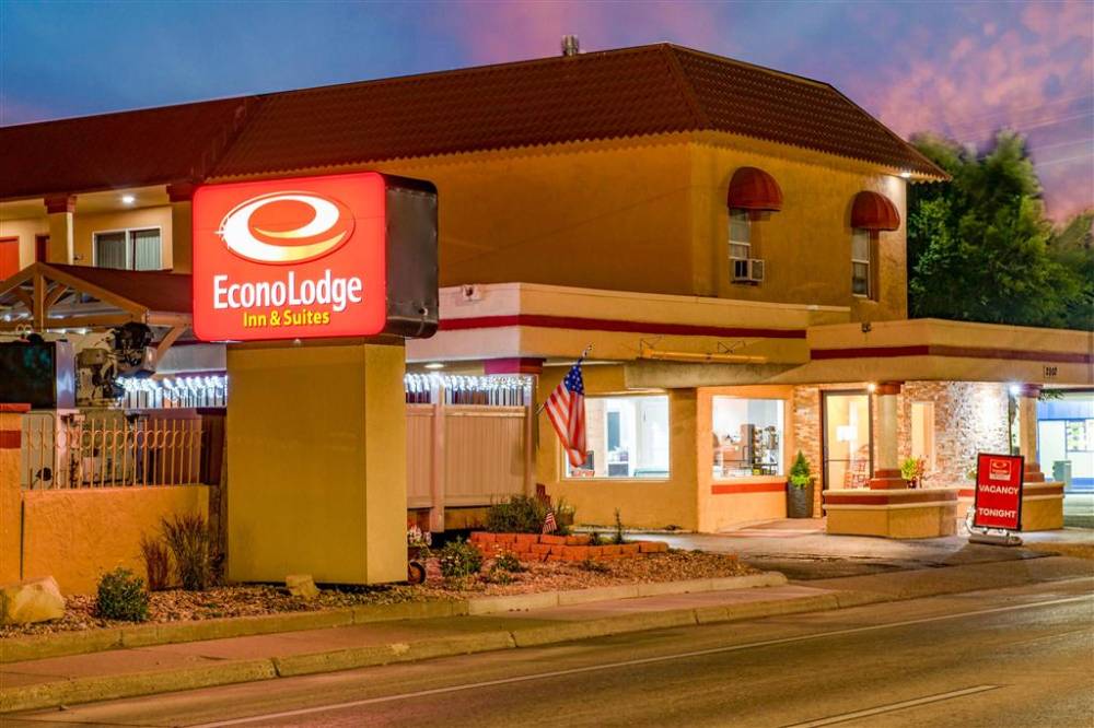 Econo Lodge  Inn And Suites