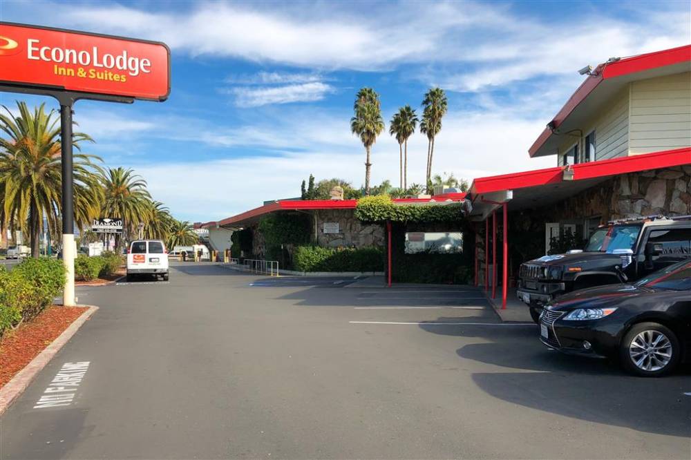 Econo Lodge  Inn And Suites Oakland Airp