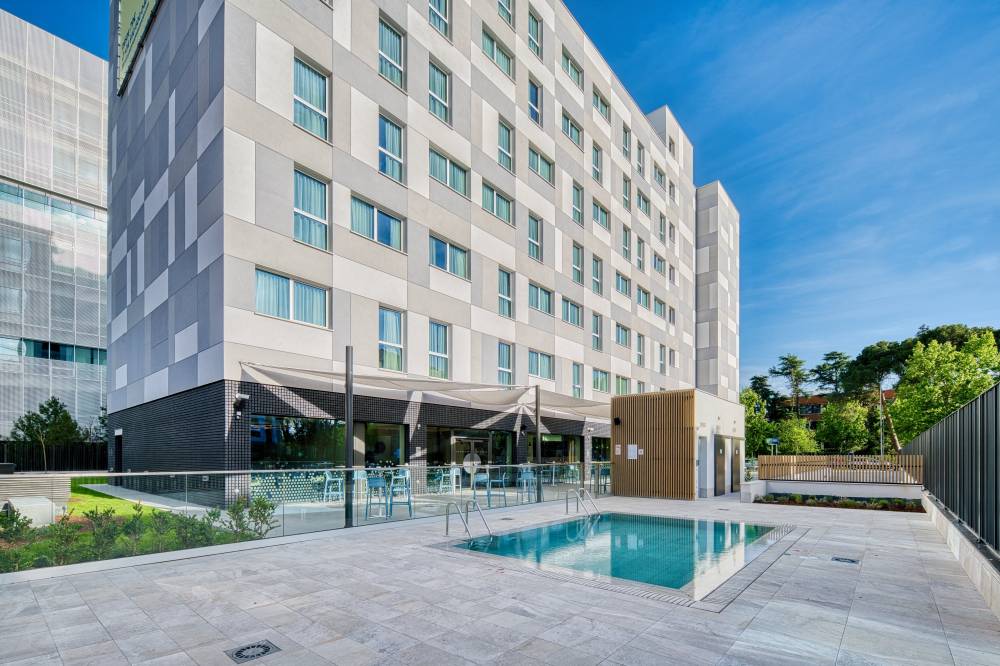 Holiday Inn Exp Airport By Ihg