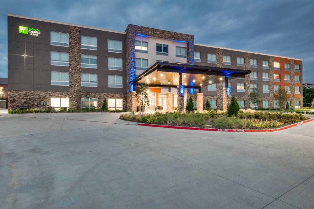 Holiday Inn Exp Stes Addison Dallas N