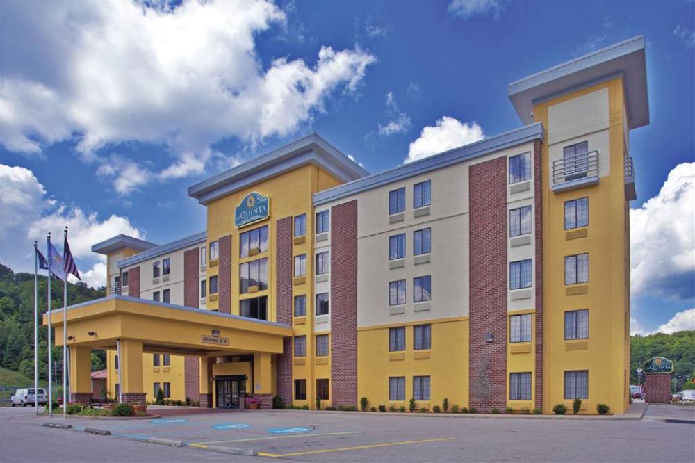 La Quinta Inn & Suites By Wyndham Elkview - Charleston Ne