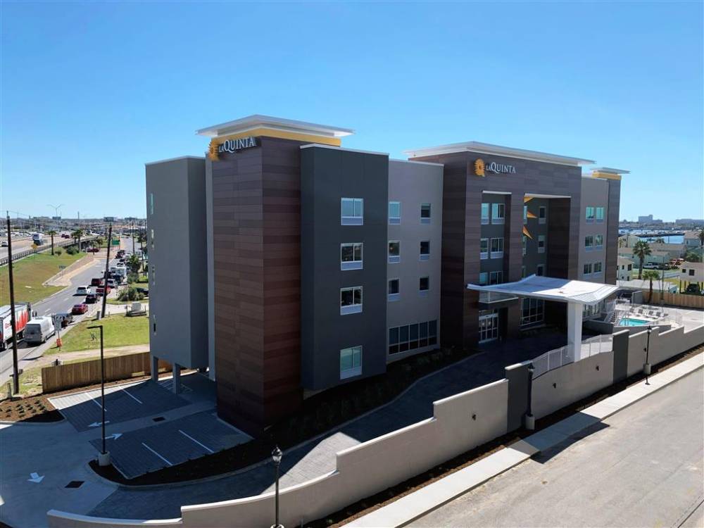 La Quinta Inn & Suites By Wyndham Galveston North At I-45