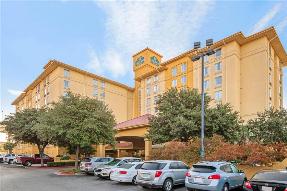 La Quinta Inn & Suites By Wyndham San Antonio Airport
