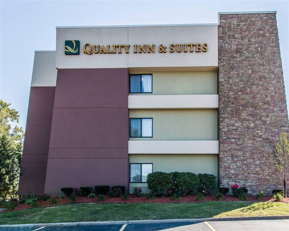 Quality Inn And Suites Warren - Detroit