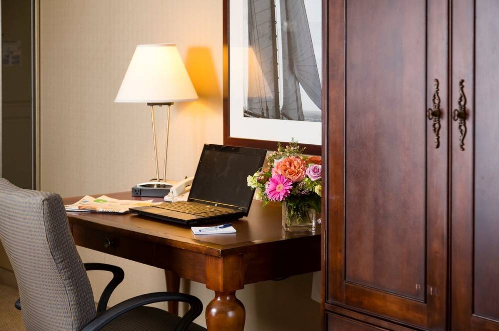 Salem Waterfront Hotel And Suites