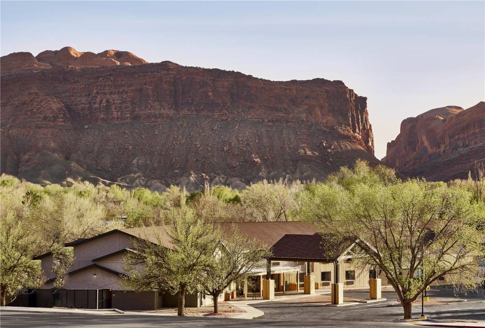 Slackline Moab  Outset Collection By Hilton