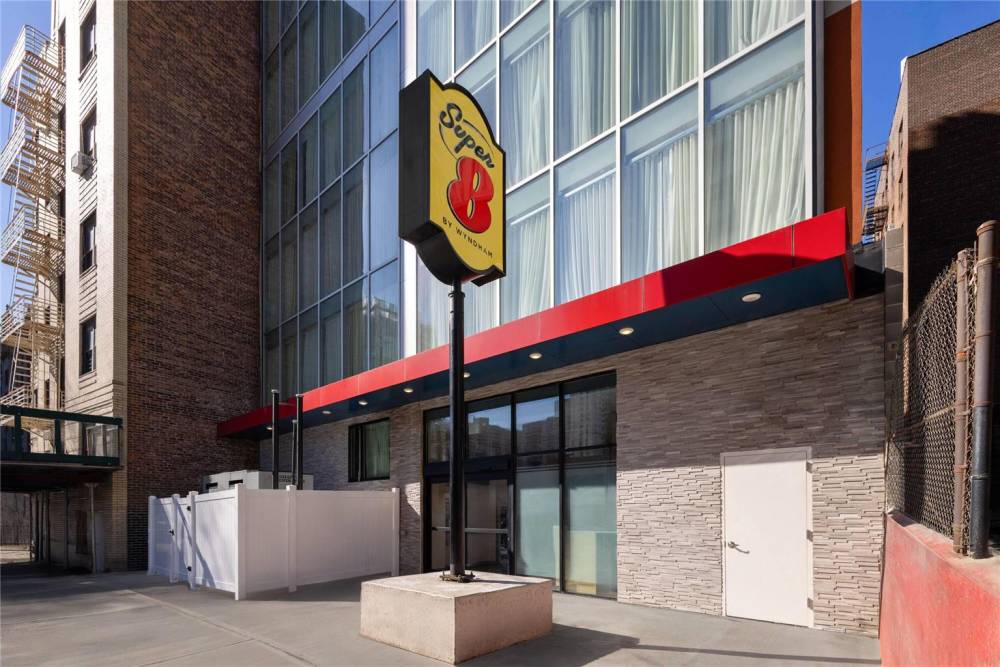 Super 8 By Wyndham Bronx Near Stadium