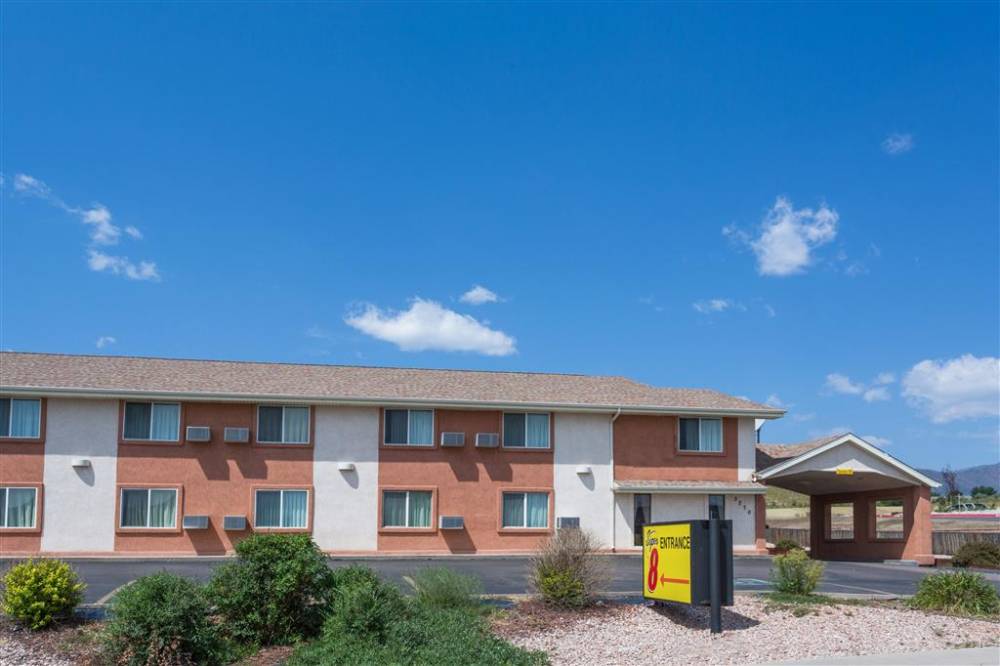 Super 8 By Wyndham Colorado Springs/chestnut Street
