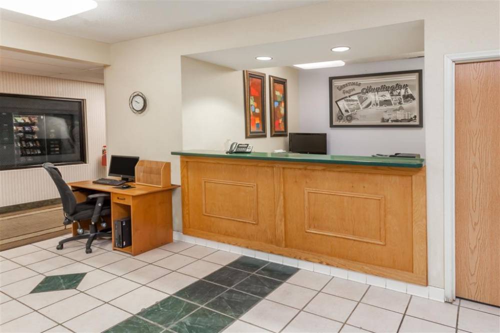 Super 8 By Wyndham Huntington