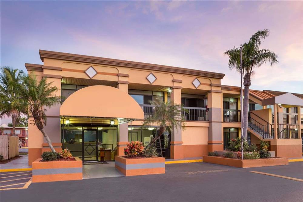 Travelodge By Wyndham Fort Myers North